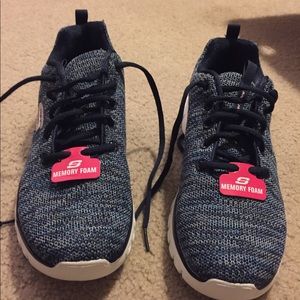 Never been worn Sketchers women’s sneakers!